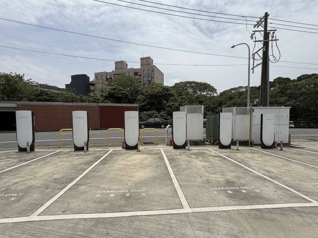 Tesla Charging tweet media