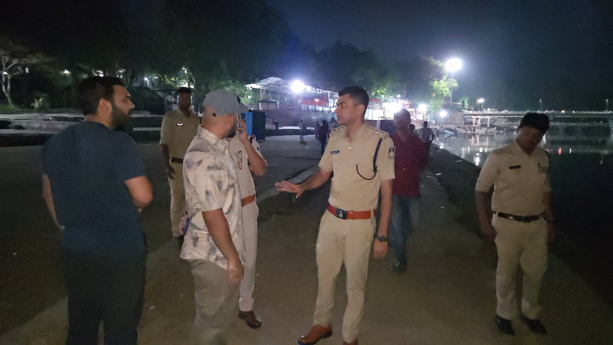 SP_Mandla's tweet photo. घाटों, सार्वजनिक स्थलों पर #मंडला_पुलिस की सघन गश्त एवं चेकिंग-ड्रोन निगरानी, अस्का लाइट और पुलिस गश्त से मंडला पुलिस अपराध रोकथाम में सक्रिय
@CMMadhyaPradesh
@DGP_MP @JansamparkMP @MPPoliceDeptt @mohdept @DrMohanYadav51 https://t.co/h02oZMwmpK