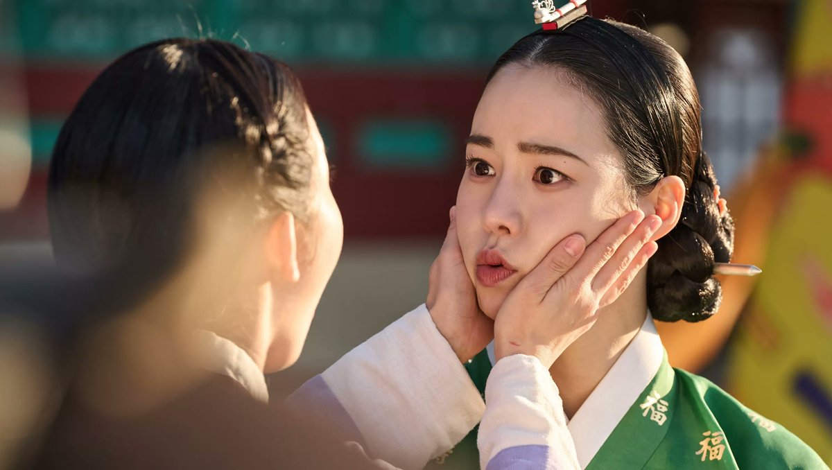 nuitscoreennes's tweet photo. J’ai adoré les 2 premiers épisodes de #MyRoyalNemesis!
C’est drôle, rythmé, ultra fun et le duo Lim Ji-yeon / Heo Nam-jun fonctionne à merveille. Entre romance explosive et voyage dans le temps, impossible de décrocher!
Mon avis complet👉https://t.co/sNvvGYxxdq 
#kdrama #Netlix https://t.co/v8hPTUunhP
