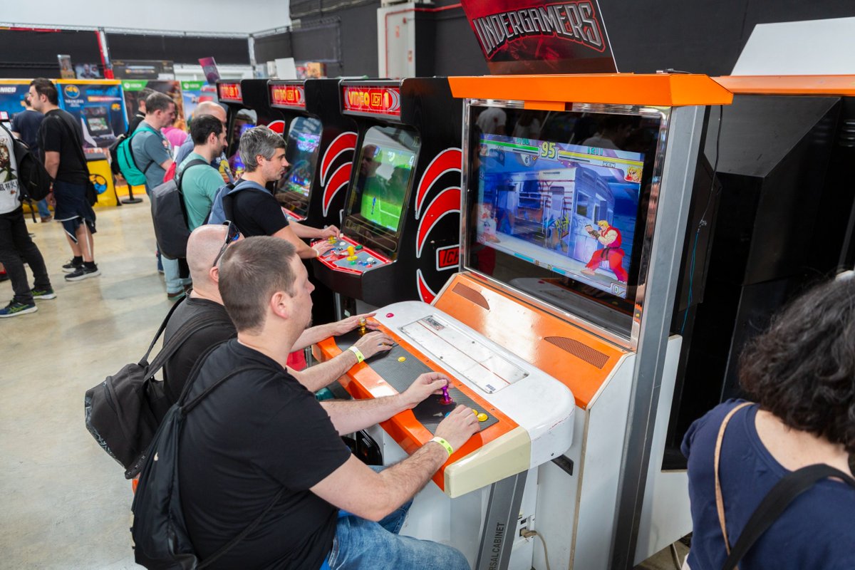 RetroBarcelona's tweet photo. Este año es el más grande de Retrobarcelona, contamos con 8000m², el Pabellón de la Farga al completo y vamos a tener más arcades que nunca.

Otro año más @Undergamers1 llevará decenas de puestos de juego, tanto arcades, como consolas clásicas para que disfruteis del evento.

----------

Aquest any és el més gran de Retrobarcelona, ​​comptem amb 8000m², el Pavelló de la Farga al complet i tindrem més arcades que mai.

Un altre any més @Undergamers1 portarà desenes de llocs de joc, tant arcades, com consoles clàssiques perquè gaudiu de l'esdeveniment.