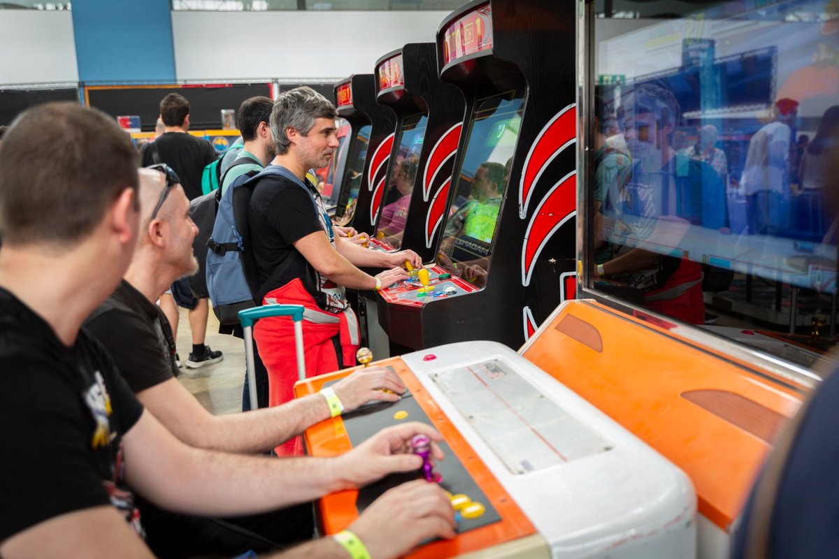 RetroBarcelona's tweet photo. Este año es el más grande de Retrobarcelona, contamos con 8000m², el Pabellón de la Farga al completo y vamos a tener más arcades que nunca.

Otro año más @Undergamers1 llevará decenas de puestos de juego, tanto arcades, como consolas clásicas para que disfruteis del evento.

----------

Aquest any és el més gran de Retrobarcelona, ​​comptem amb 8000m², el Pavelló de la Farga al complet i tindrem més arcades que mai.

Un altre any més @Undergamers1 portarà desenes de llocs de joc, tant arcades, com consoles clàssiques perquè gaudiu de l'esdeveniment.