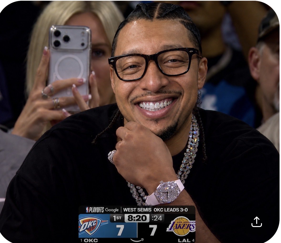 LeeWagers_'s tweet photo. I’m currently going through all my contacts looking for any lakers fans so I can send them this 😆 #Suns 🧹  #Lakers https://t.co/3bo6faEqwh
