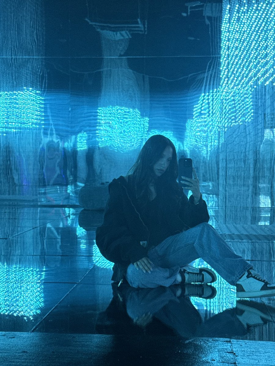 Noa_Drake's tweet photo. liminal space 💙 https://t.co/8Eat88Stjg
