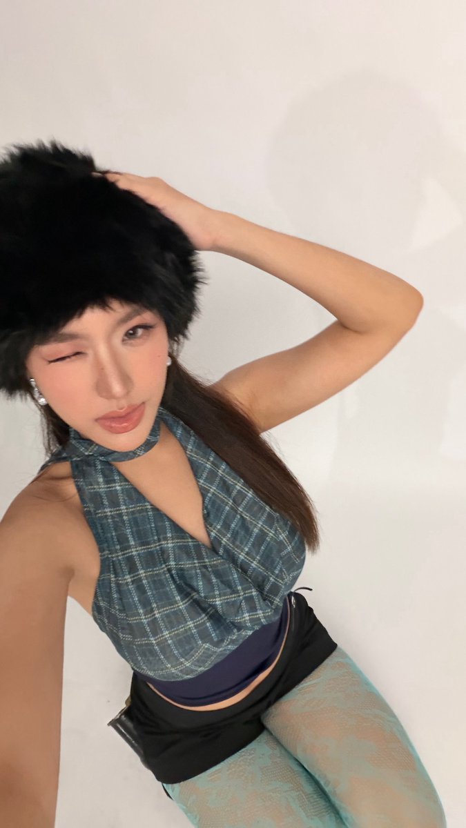 irinning's tweet photo. Help me name this look 😜
#irinning https://t.co/l8fu4PB9SJ