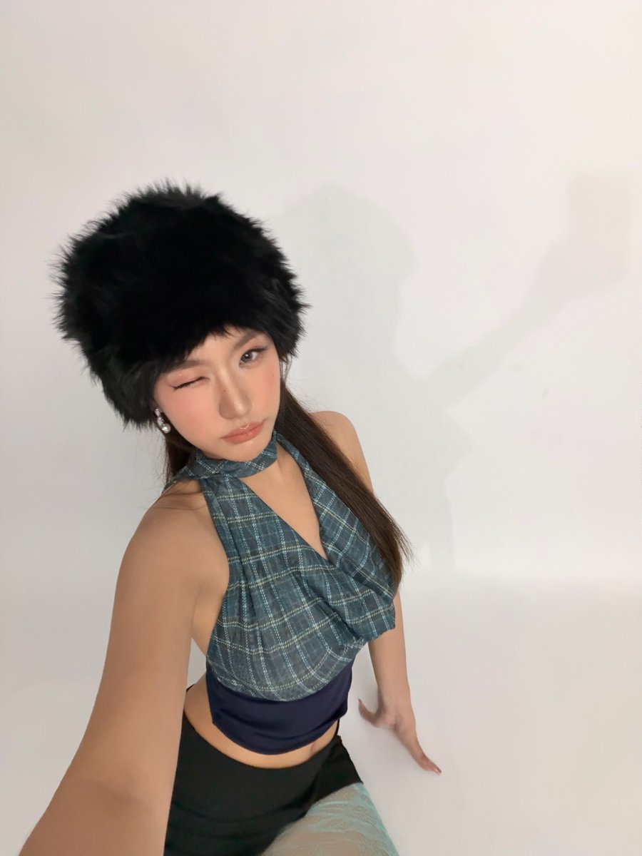 irinning's tweet photo. Help me name this look 😜
#irinning https://t.co/l8fu4PB9SJ