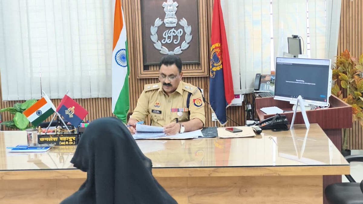 maupolice's tweet photo. जन शिकायतों को प्राथमिकता के आधार पर निस्तारण कराए जाने के क्रम में पुलिस अधीक्षक मऊ श्री कमलेश बहादुर द्वारा पुलिस कार्यालय में उपस्थित रहकर की जा रही जनसुनवाई। https://t.co/twbLayVxRb
