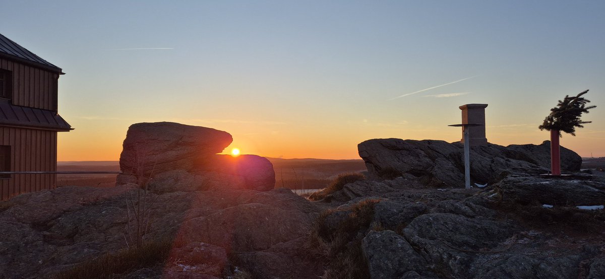 Pratsch8's tweet photo. Guten Morgen.... die Sonne erwacht...  #Sonnenaufgang #sunrise #nature https://t.co/g21O1qnA7K