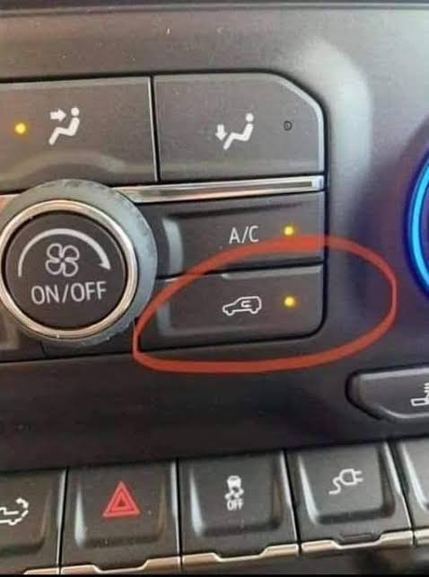 rajneesh_0888's tweet photo. Good and practical advice 👍🚗
Also, foll. Added steps could be taken:
switch off the air recirculation mode initially and allow fresh air to enter through the AC ducts for couple of minutes.
This helps ventilate the car properly and flush out trapped hot, stale air before switching back to recirculation mode. 

يمكن أيضاً اتباع الخطوات الإضافية التالية:
في البداية، يُفضَّل إيقاف وضع إعادة تدوير الهواء وترك الهواء النقي يدخل عبر فتحات التكييف لبضع دقائق 
هذا يساعد على تهوية السيارة بشكل أفضل وطرد الهواء الساخن والراكد قبل إعادة تشغيل وضع تدوير الهواء.
النص الإنجليزي تمت ترجمته باستخدام تطبيق ترجمة.