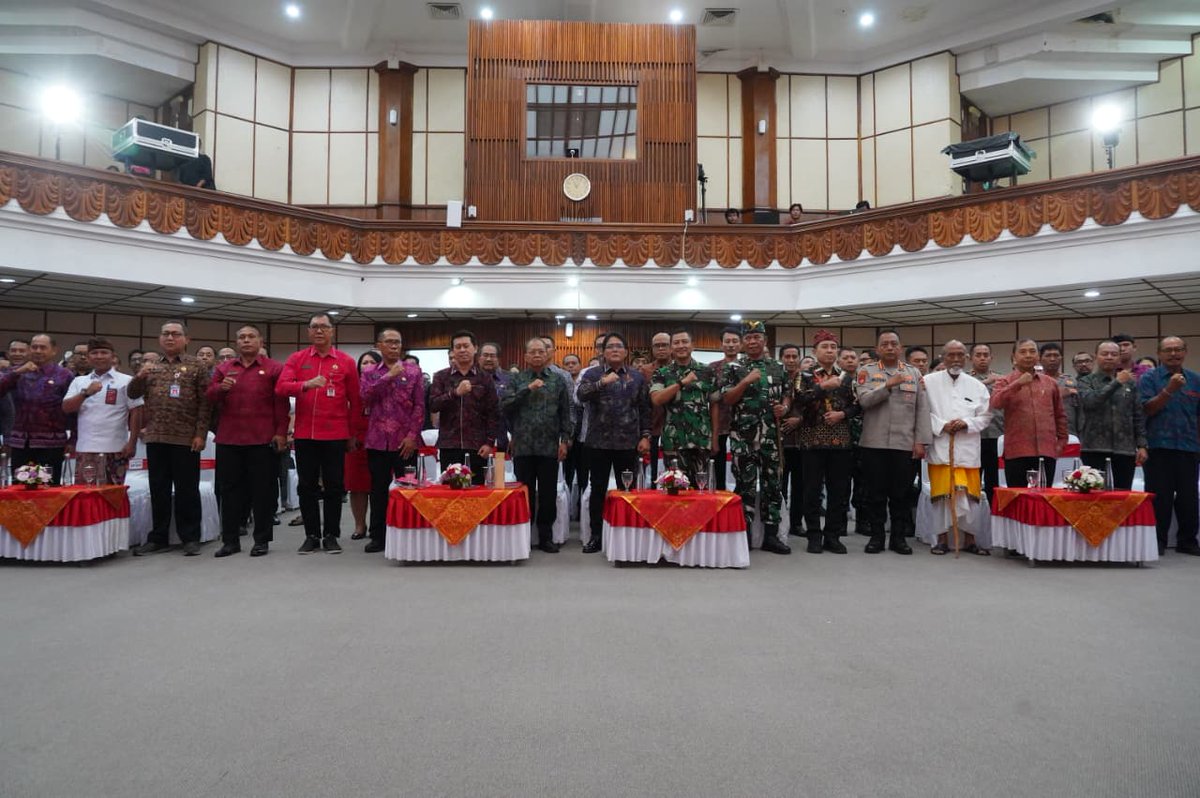 Kodam9Udayana's tweet photo. Irdam IX/Udayana Hadiri Rapat Pleno PKB XLVIII 2026, Wujud Dukungan TNI untuk Pelestarian Budaya Bali

#KodamIXUdayana #IrdamUdayana #PKB2026 #PestaKesenianBali #AtmaKerti #Bali #Denpasar #BudayaBali #PelestarianBudaya #TNIAD #PariwisataBali #BaliAman #PendamUdayana https://t.co/e73Sol0ywc