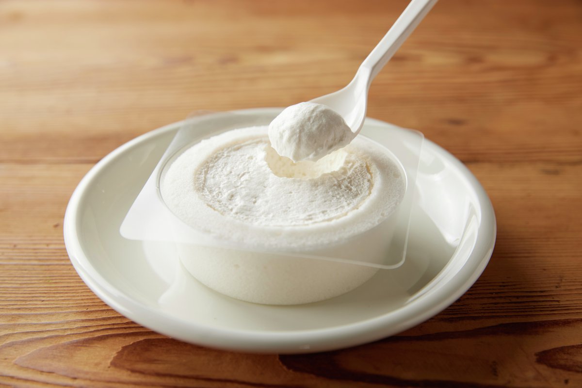 toiro_2024's tweet photo. 【上質な素材を味わうスイーツ「TOIRO®」】

「米粉ろおる スノーホワイト」は
雪のように真っ白な、米粉のロールケーキ 。

そのまま食べるも良し、
ナッツとはちみつを添えたアレンジもおすすめです🍰

#TOIRO #米粉ろおる  #ロールケーキ #アレンジレシピ https://t.co/mATaP3OW92