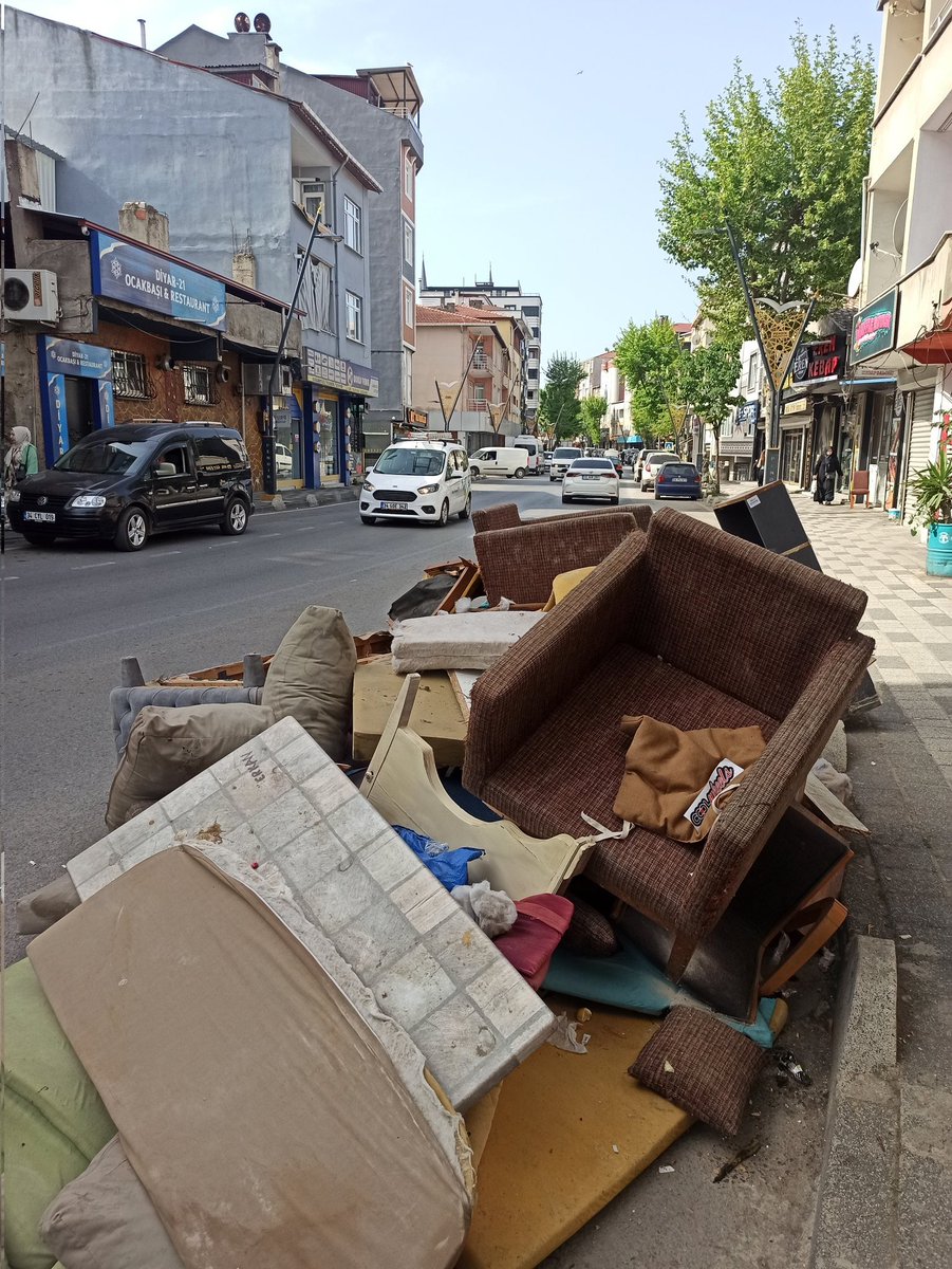 talhaenes78's tweet photo. @Pendik_Belediye Sayın başkanım Esenyalı mahallesi NECMETTİN Erbakan caddesi.bölgenin en işlek caddesinde 5 gündür durum bu
Ekipler defalarca arandı.gelen yok https://t.co/b5NDxC8qrG