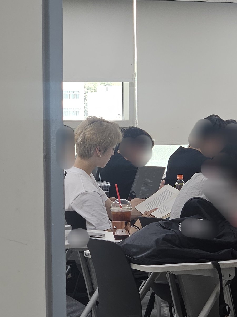 1talls2's tweet photo. 범죄와 사회 듣는 조우찬 목격..
굉장히 멋진 자세로 책보고 계셨음
(교수님 들어오시기 전에 멀리서 찍음) https://t.co/FylS4IXzzl