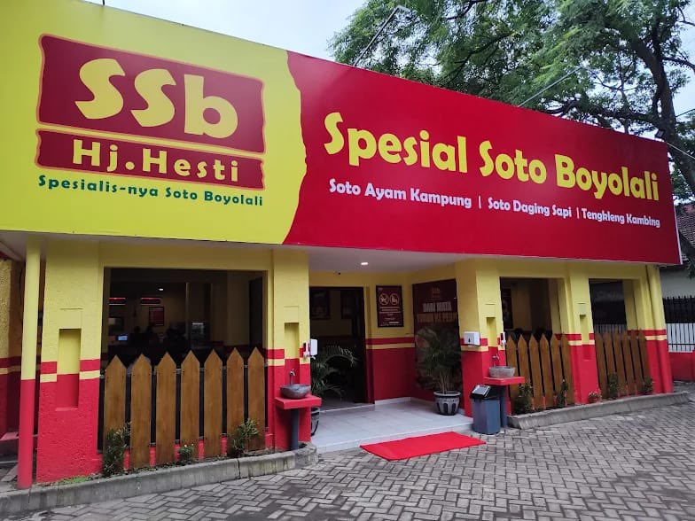 Nah kan bener, SSB ini ada 2 arti: Soto Sedaap Boyolali &amp; Spesial Soto Boyolali
Yang “Sedaap” punya Hj. Widodo, sedangkan yang “Spesial” punya Hj. Hesti. 😃