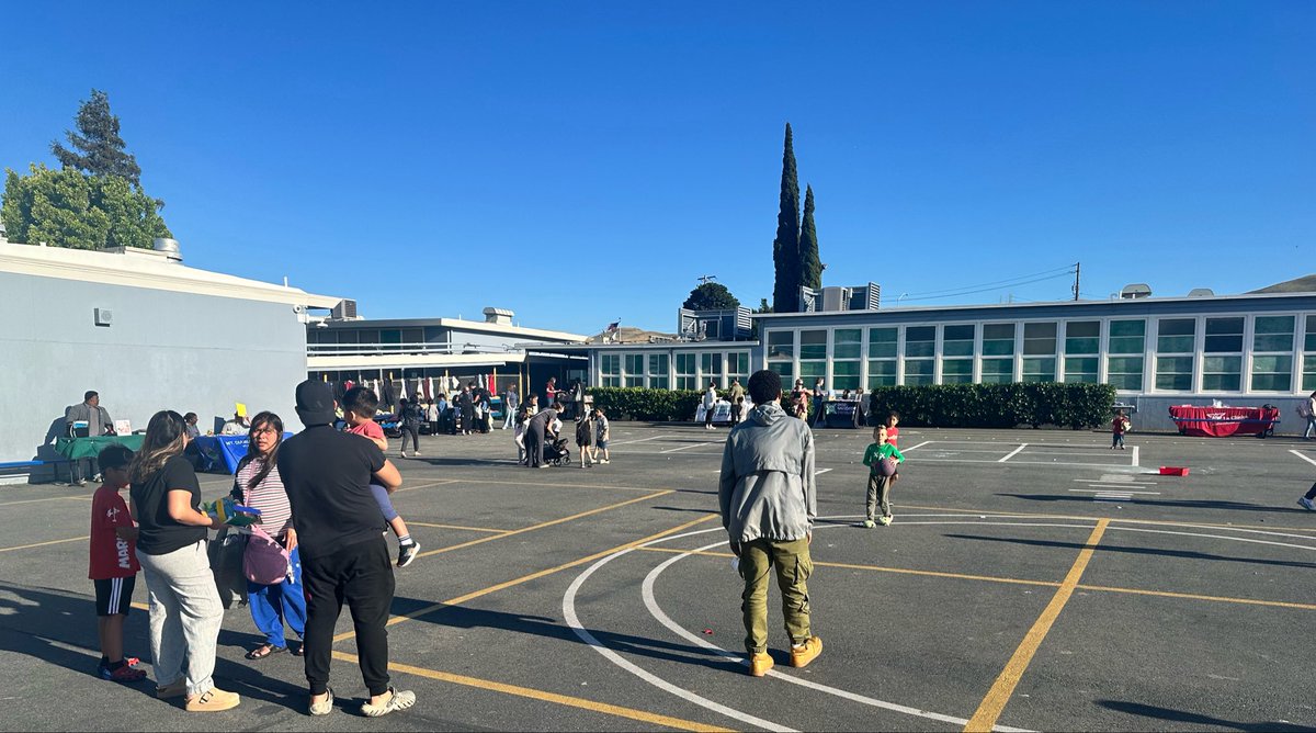 GoBearsBAES's tweet photo. Bel Air Open House! This was the perfect evening to celebrate student growth and community! 🐻💛💙#BelAirBears @MtDiabloUSD https://t.co/epCBdP6IPi