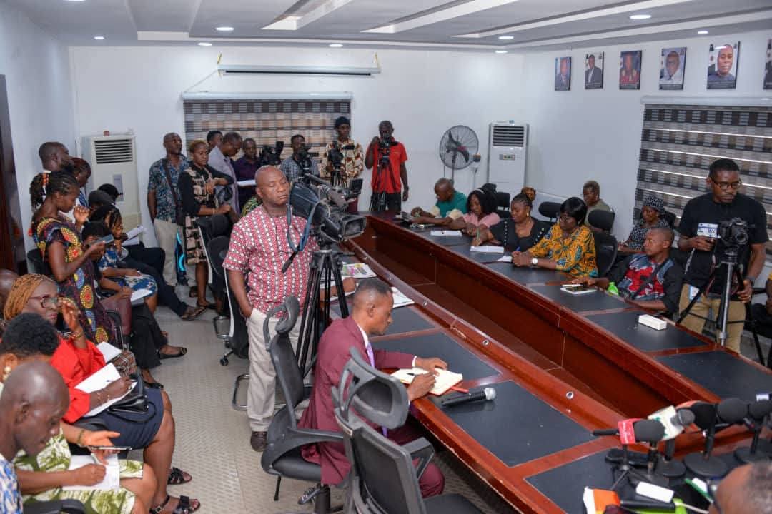 AbiaPPP_IP's tweet photo. ABSG has set up a Special Investigative Committee on ABSU, reaffirming its commitment to integrity and excellence in education.
EXCO also unveiled new initiatives in education, sanitation, and infrastructure.
#NewAbia #AlexOtti #ABSU #GoodGovernance https://t.co/1NWEnSuHt9