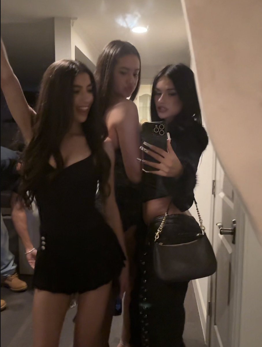 coveredinjade's tweet photo. We argue over outfits, not over your money—it’s already ours https://t.co/785ifCeQHf