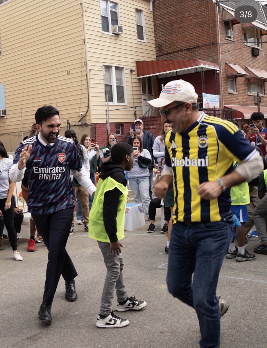 ajansfenercom's tweet photo. Hamdi Ulukaya, New York belediye başkanı Zohran Mamdani ile sokak futbolu etkinliğine katıldı. https://t.co/p33l579EfA