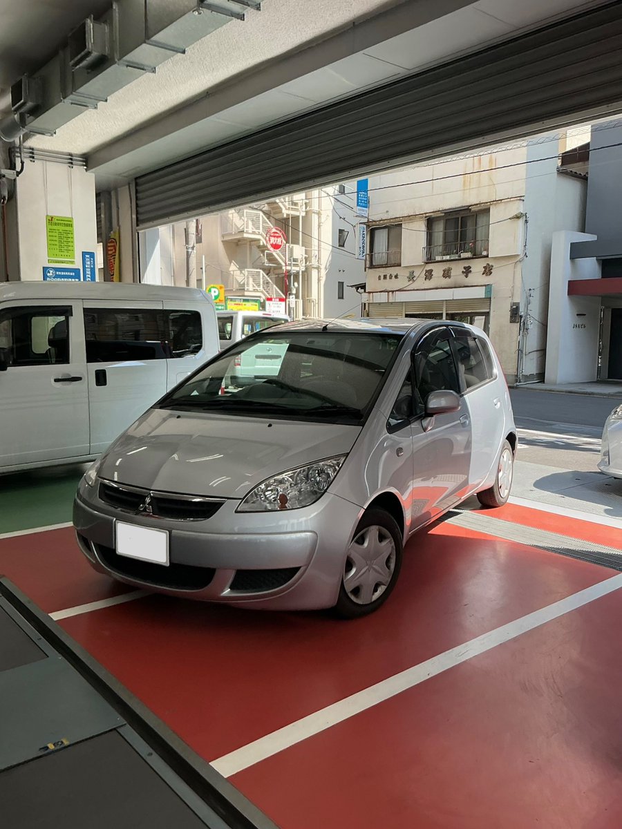 Suntacs's tweet photo. サンタックスにて
三菱コルトが入庫。
コルトと聞いておそらく写真のモデルをイメージする方が多いかと思いますが、実は歴史は古くその始まりは1960年代に遡ります。
2002年にコルトの名が復活したこのモデルはダイムラークライスラーと共同開発したモデルだったりします。
現在は海外でルーテシアをベースとしたモデルがコルトとして販売されています。