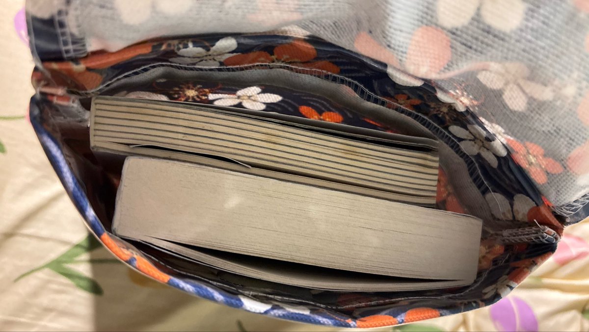 melaardhi's tweet photo. Waktu itu beli booksleeve kaya gini di sopi. TERNYATA KEPAKE BANGET!  Soalnya biasanya kalo bawa buku di tas ngasal bgt langsung masukin aja, jdnya covernya cepet rusak. 

Sengaja beli yg luarnya plastik begini, biar tahan air, dan ga kotor. Baru nyadar ternyata ini bagus bgt!😭💗