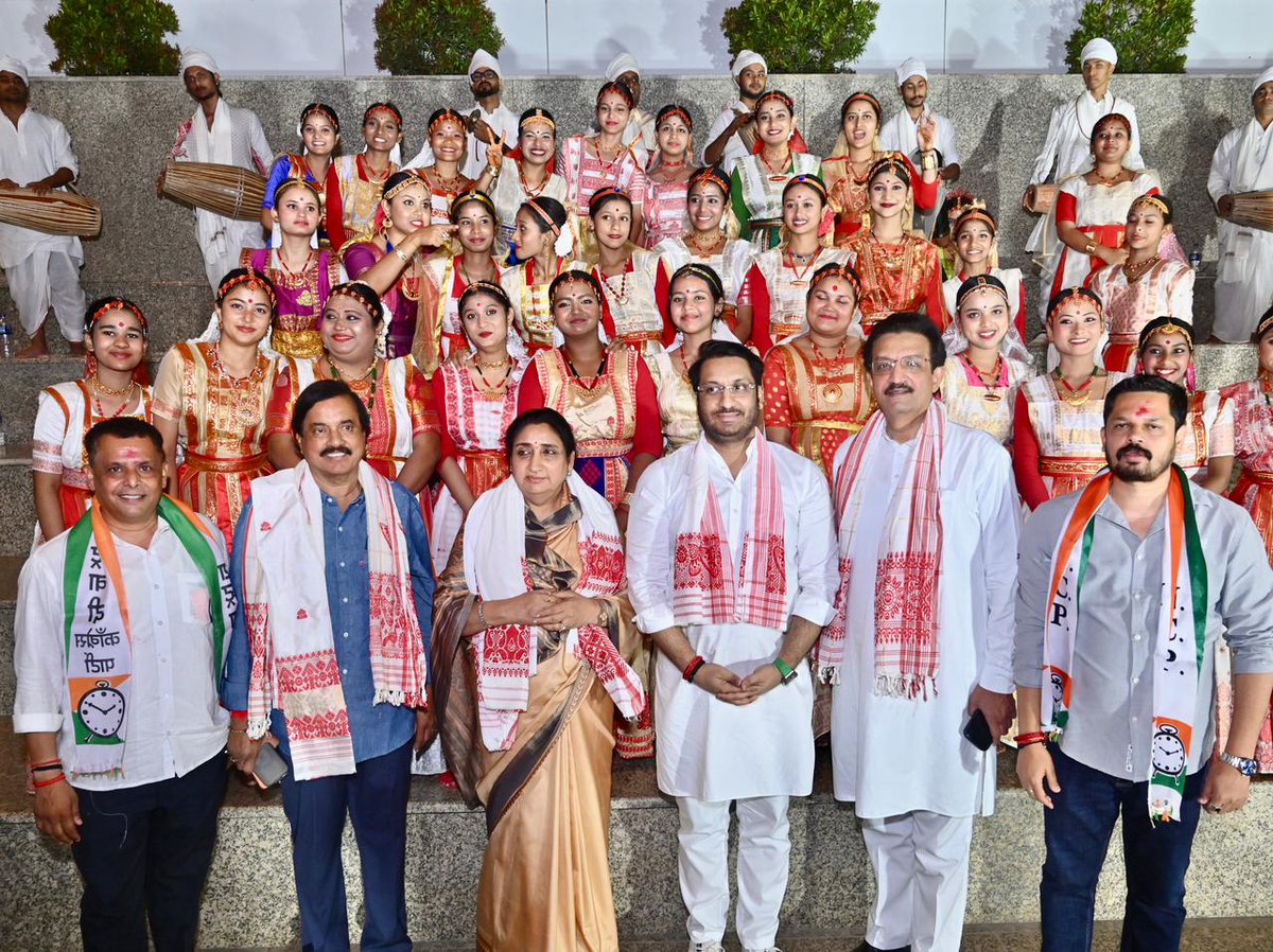 parthajitpawar's tweet photo. आसामचे मुख्यमंत्री मा.श्री. हिमंत बिस्वा सरमा जी यांच्या नेतृत्वाखाली स्थापन होणाऱ्या भाजप-एनडीए सरकारच्या शपथविधी सोहळ्याला उपस्थित राहण्यासाठी, राज्याच्या उपमुख्यमंत्री मा. श्रीम. सुनेत्रा अजितदादा पवार यांच्यासमवेत गुवाहाटी येथे पोहोचलो असता आसामच्या स्थानिक नागरिकांनी मोठ्या आपुलकी व आत्मीयतेने पारंपरिक पद्धतीने आमचे स्वागत केले, त्याबद्दल सर्वांचे मनापासून आभार!

दरम्यान, आसाममधील कामाख्या देवी मंदिरात जाऊन भक्तीमय वातावरणात माता कामाख्या देवीचे मनोभावे दर्शन घेतले. सर्वांच्या सुख-समाधान, समृद्धी, शांतीसाठी प्रार्थना केली.