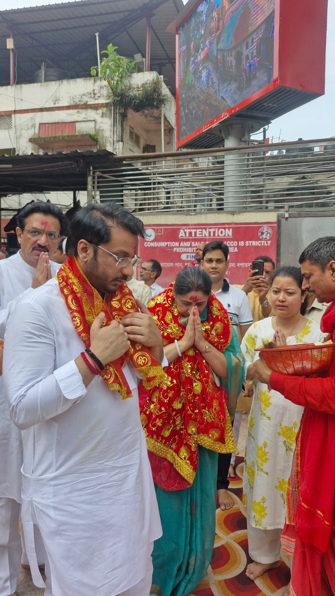 parthajitpawar's tweet photo. आसामचे मुख्यमंत्री मा.श्री. हिमंत बिस्वा सरमा जी यांच्या नेतृत्वाखाली स्थापन होणाऱ्या भाजप-एनडीए सरकारच्या शपथविधी सोहळ्याला उपस्थित राहण्यासाठी, राज्याच्या उपमुख्यमंत्री मा. श्रीम. सुनेत्रा अजितदादा पवार यांच्यासमवेत गुवाहाटी येथे पोहोचलो असता आसामच्या स्थानिक नागरिकांनी मोठ्या आपुलकी व आत्मीयतेने पारंपरिक पद्धतीने आमचे स्वागत केले, त्याबद्दल सर्वांचे मनापासून आभार!

दरम्यान, आसाममधील कामाख्या देवी मंदिरात जाऊन भक्तीमय वातावरणात माता कामाख्या देवीचे मनोभावे दर्शन घेतले. सर्वांच्या सुख-समाधान, समृद्धी, शांतीसाठी प्रार्थना केली.