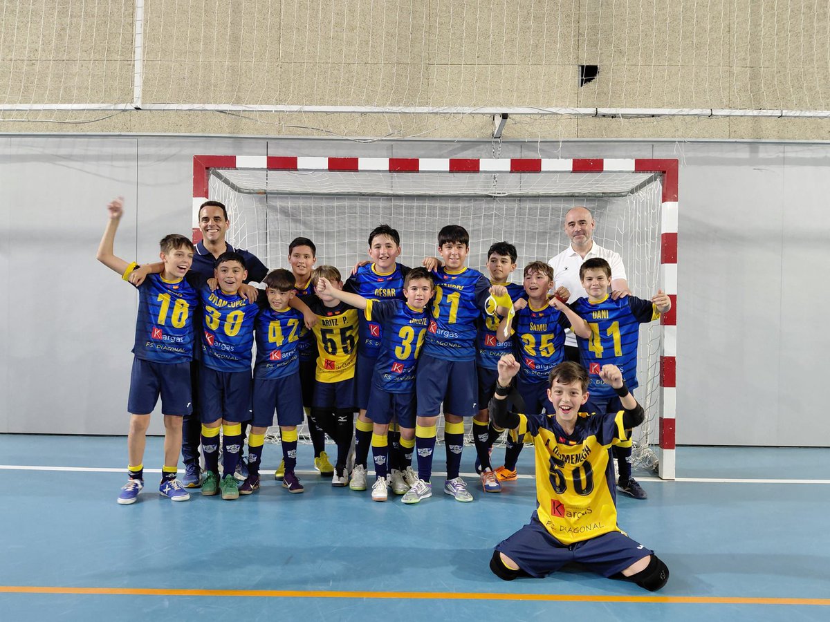 FSDiagonal's tweet photo. CAMPEONES!!!
El Alevín B de Edu se ha proclamado campeón de liga en su grupo.
Enhorabuena a todos los chicos y a sus familias que les han estado acompañando en cada partido.
#123Diagonal
#familiadiagonal https://t.co/vZ5tU5bAGJ