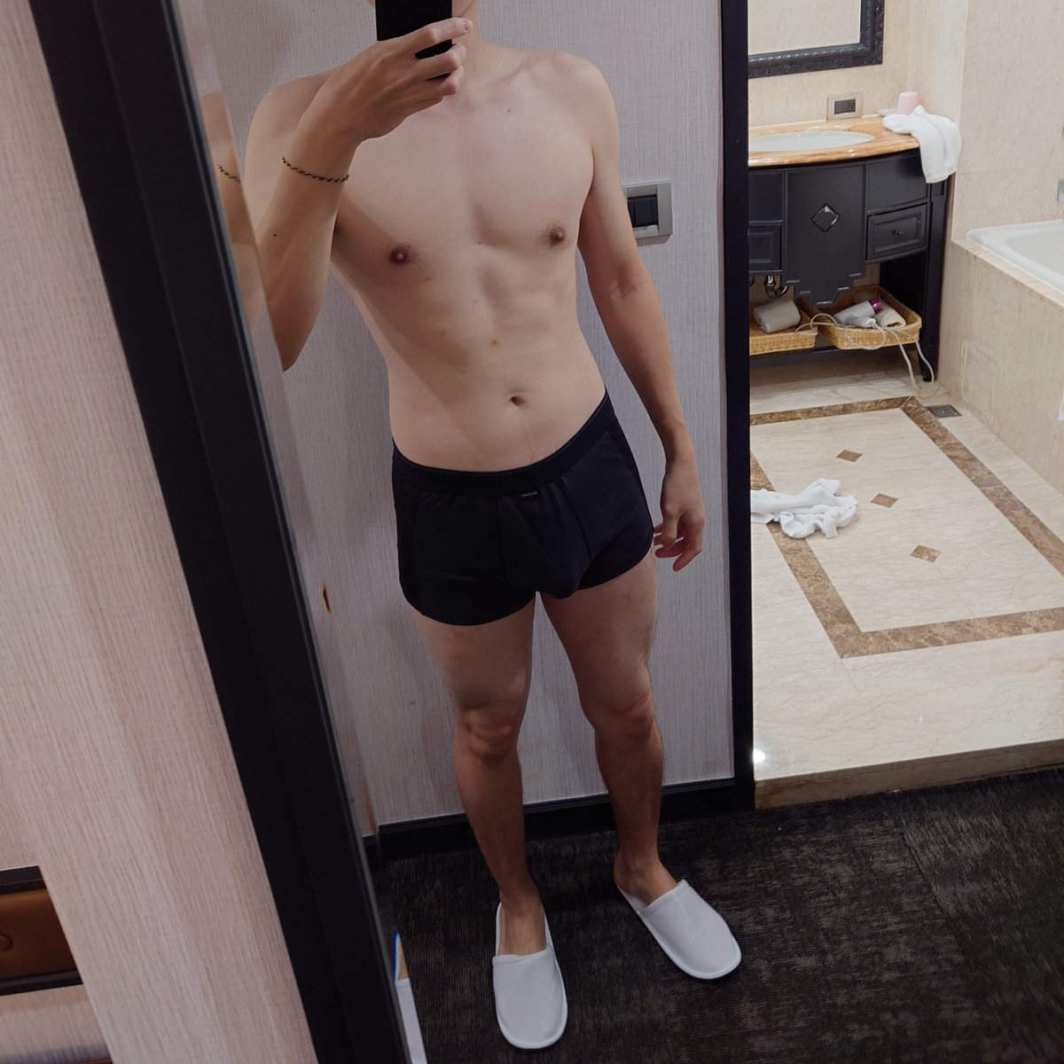 Han40622's tweet photo. 一起睡？ https://t.co/M9xgU20UEw