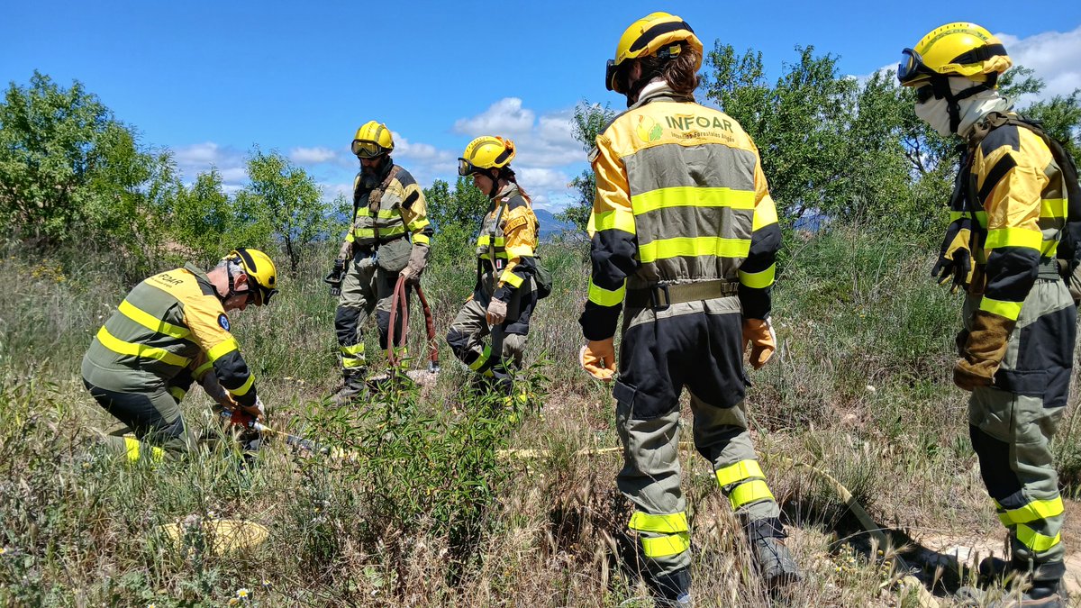 IIFFAragon's tweet photo. 🌲 ¡Bienvenidos a #INFOAR!

La seguridad, el conocimiento del dispositivo y la coordinación son clave en la extinción de #incendiosforestales, y así se lo trasladamos a los nuevos #bomberosforestales en jornadas formativas como esta, en Huesca 👇 https://t.co/g5pRS80y1j