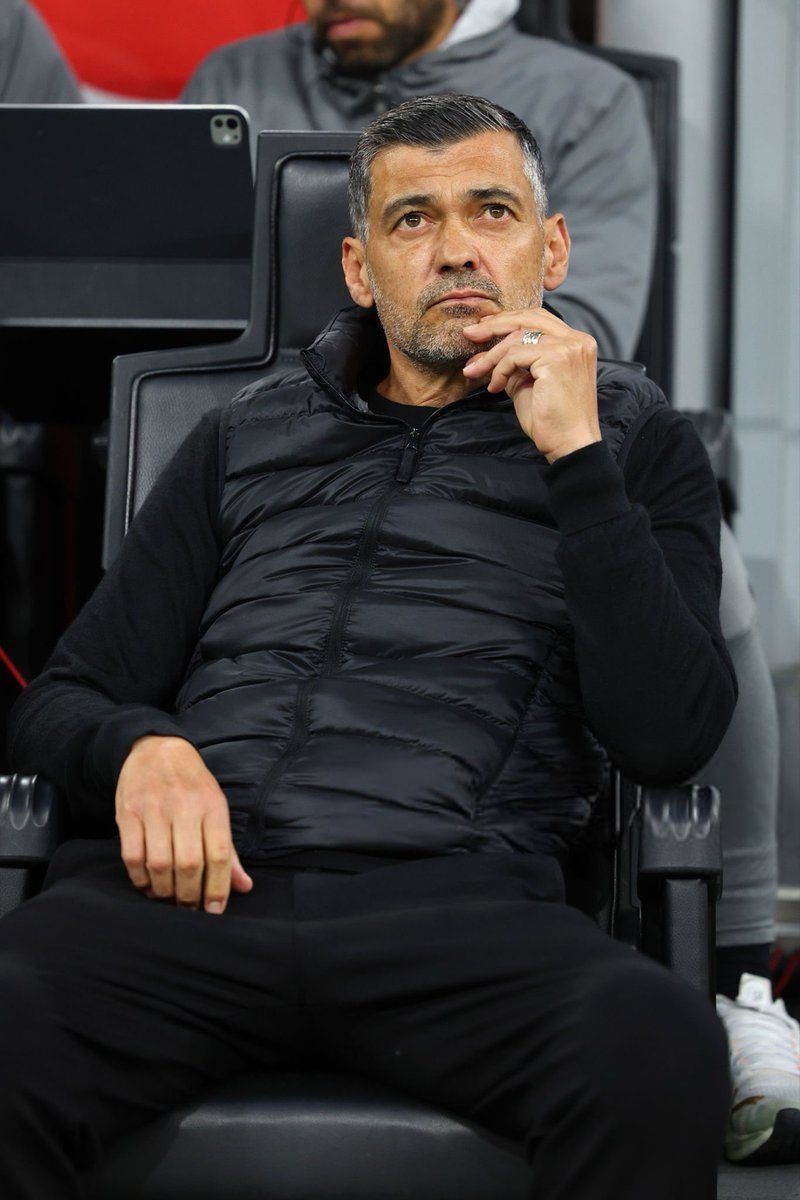 AC_MilanFR's tweet photo. 🔴 Conceição : « Ce n'est pas facile d'être l'entraîneur de Milan. Si la société n'est pas forte, le vestiaire ne peut pas être fort. »

Un de plus qui descend la direction après son départ. https://t.co/AsV4SYSMVc