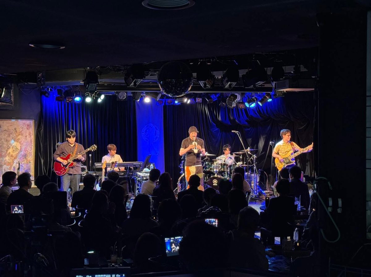 shingobass's tweet photo. T-SQUAREの新譜発売前のお披露目ライブ！

そして、T-SQUAREでブルースアレイに出演するのは
初めてという事で
貴重なライブになりました！
ほぼ全部発売前の新曲でしたが
お客さんも楽しんでくださったようで
良かったです♪
またツアーもどうぞよろしくお願い致します！ https://t.co/O0uP6fosoh