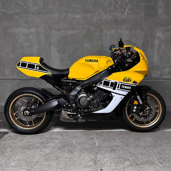 YMCK_Component's tweet photo. 【販売開始のお知らせ】

XSR900GP用
カウリングミラーブラケット2【GPCB2】を販売開始いたしました。
先代GPCBから形状を見直し、後方視認性を向上。
ブラケット本体もよりコンパクトになり、カウルまわりをすっきりとした印象に仕上げます。

カウルや車体への加工は不要。
付属アダプターにより、マジカルレーシング製カーボンミラーに加え、M10タイプのハンドルミラーにも対応します。
XSR900GPの雰囲気を崩さず、よりレーシーで上質なスタイルへ。

販売ページ：https://t.co/FndS90Swa8

#YMCK #XSR900GP #Yamaha #カスタムパーツ #バイクカスタム