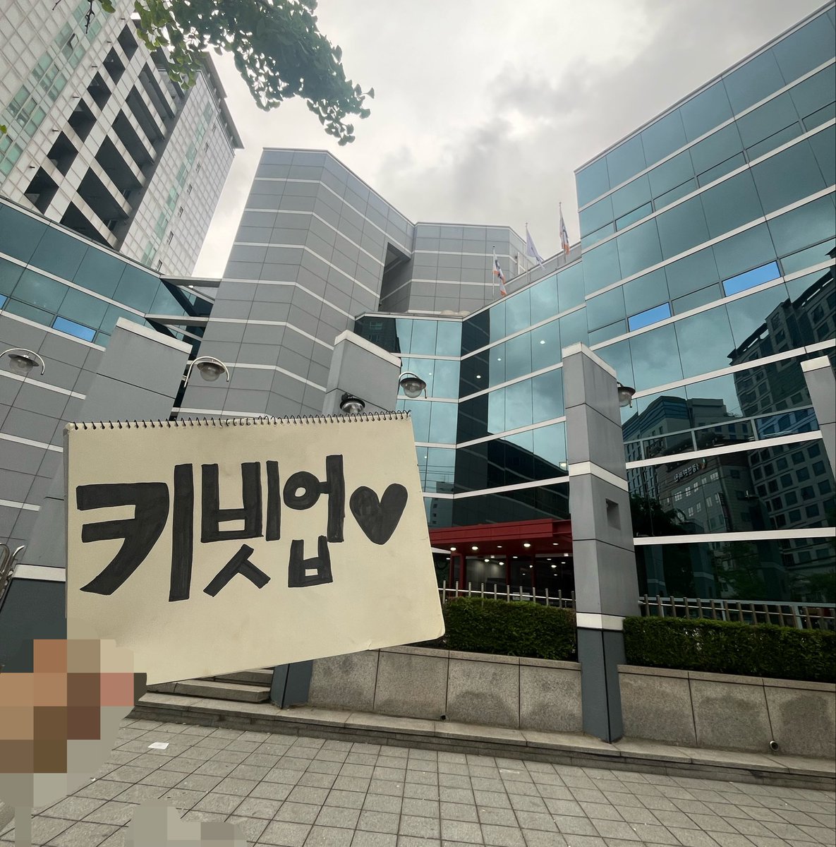 배고파 tweet media