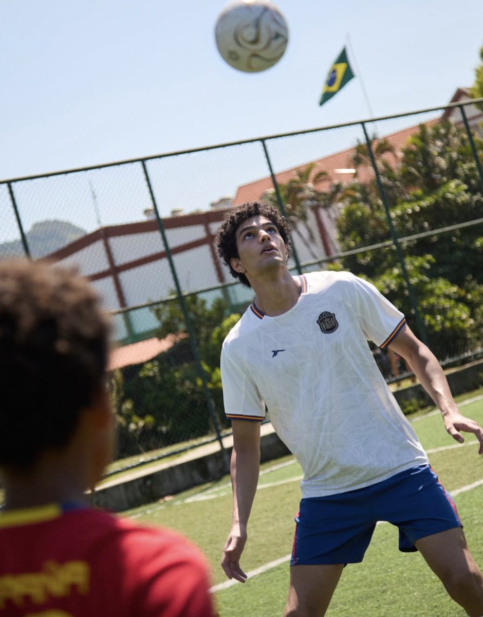 cc_augusta's tweet photo. Este verano se vive a ritmo de Mundial ⚽🔥

Camisetas, equipaciones y looks deportivos para pequeños y mayores: en @decimas_es tienes todo lo que necesitas para sentir el fútbol dentro y fuera del campo.

¿Ya tienes tu outfit para animar cada partido? 👟🏆 https://t.co/cDgMJN101t