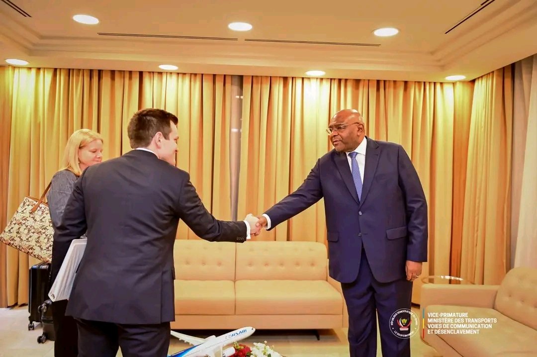 lysaImanda8431's tweet photo. Ce lundi 11/05/2026, le VPM aux transports Jean-Pierre #Bemba, a reçu en audience une délégation du Département du Trésor des États-Unis, conduite par M.Jeremy Wiggins , Sous-Secrétaire adjoint chargé des investissements, de l’énergie et des infrastructures. https://t.co/2KhSoKizp8