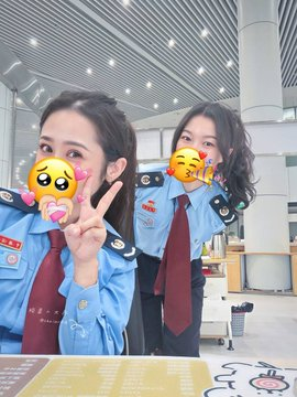 wataa

和闺蜜合影呢，男同事突然入镜要一起拍… 
其实我和闺蜜在蛐蛐，要不要一起睡了他… https://t.co/03QasRmGjR