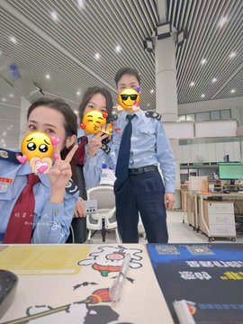 wataa

和闺蜜合影呢，男同事突然入镜要一起拍… 
其实我和闺蜜在蛐蛐，要不要一起睡了他… https://t.co/03QasRmGjR