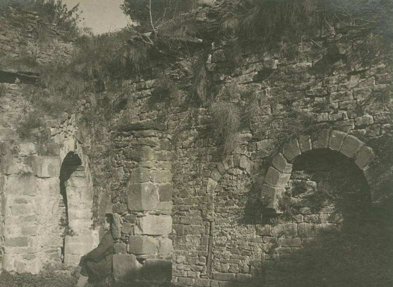 casesdoliba's tweet photo. Arxiu de Memòria | Entre 1900 i 1924, diverses fotografies conservades a l'Arxiu del @CEC_cat documentaven el Monestir de Sant Pere de Casserres en ruïnes: la nau com a magatzem i el claustre abandonat. Avui és una de les joies del romànic català.
🔗https://t.co/wmnNV8VGES https://t.co/LZTfJQsUc2