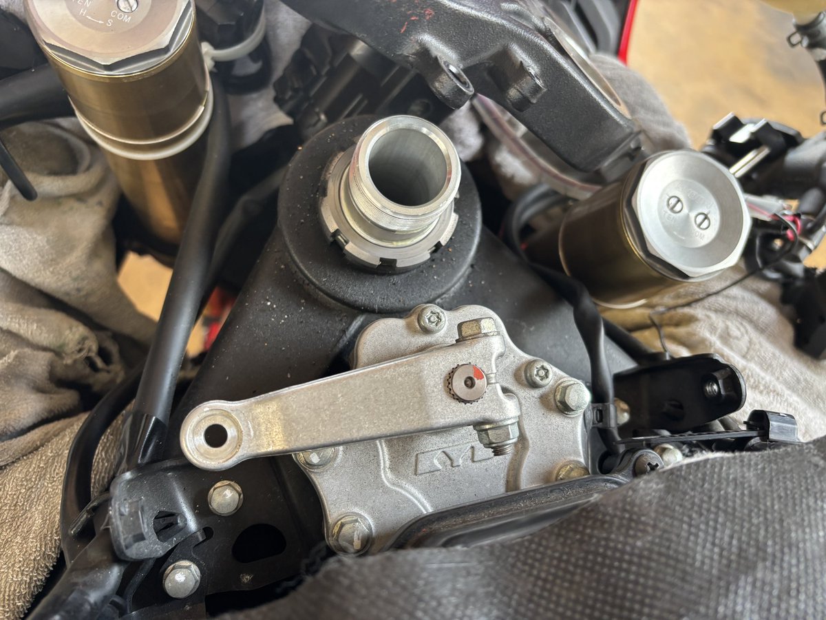 saga_auto's tweet photo. やってます
ハンドルバー交換
#CBR1000RR
#SC77 https://t.co/QOH8c37lbn