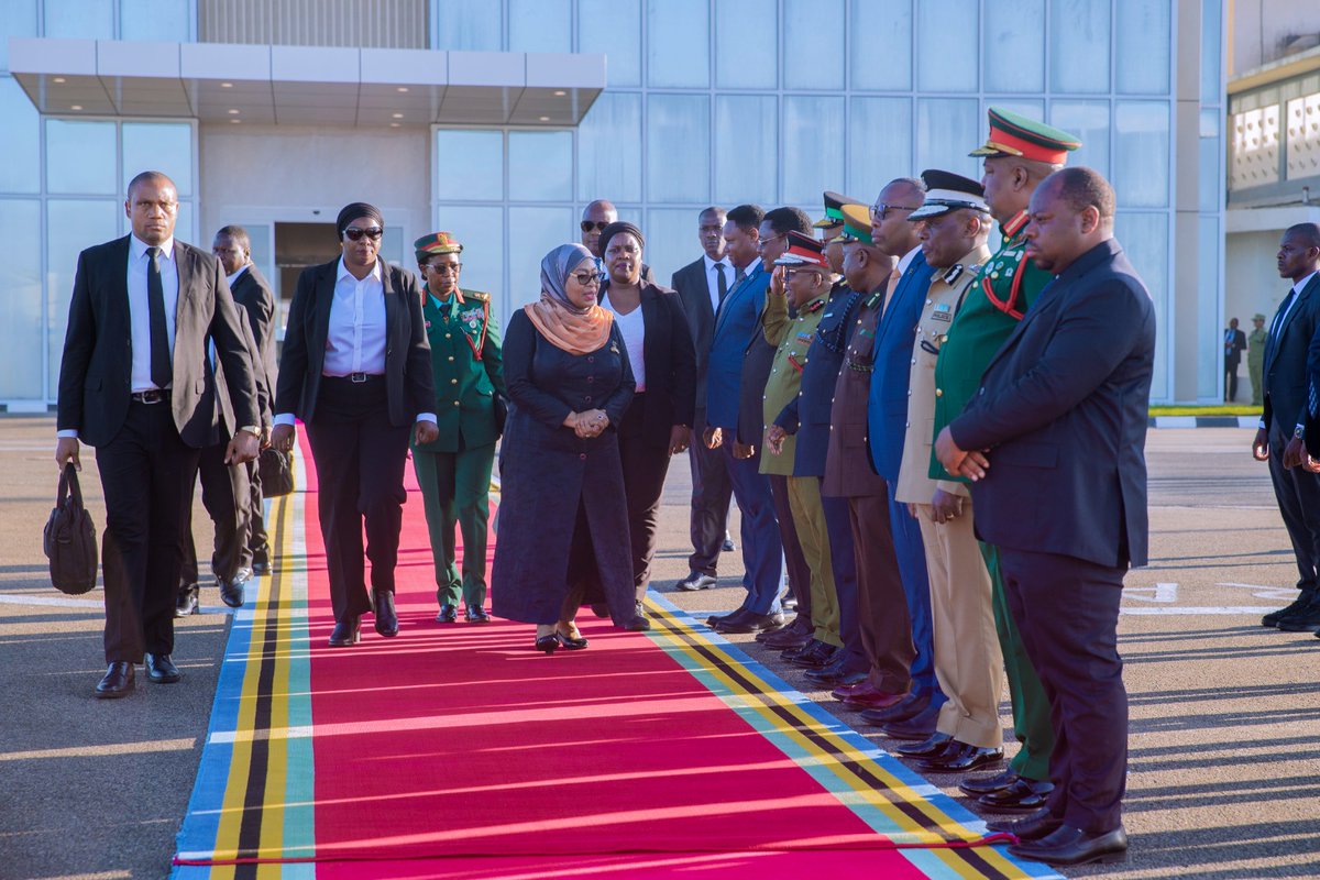 MichuziJr's tweet photo. RAIS SAMIA AONDOKA NCHINI KUELEKEA UGANDA KUHUDHURIA SHEREHE ZA UAPISHO WA RAIS MUSEVENI.

Rais wa Jamhuri ya Muungano wa Tanzania, Mhe. Dkt. Samia Suluhu Hassan akiagana na viongozi mbalimbali kwenye Uwanja wa Ndege wa Kimataifa wa Julius Nyerere (JNIA) Jijini Dar es Salaam kabla ya kuondoka nchini, kuelekea Uganda kuhudhuria Sherehe za Uapisho wa Rais wa nchi hiyo Mhe. Yoweri Kaguta Museveni tarehe 12 Mei, 2026.