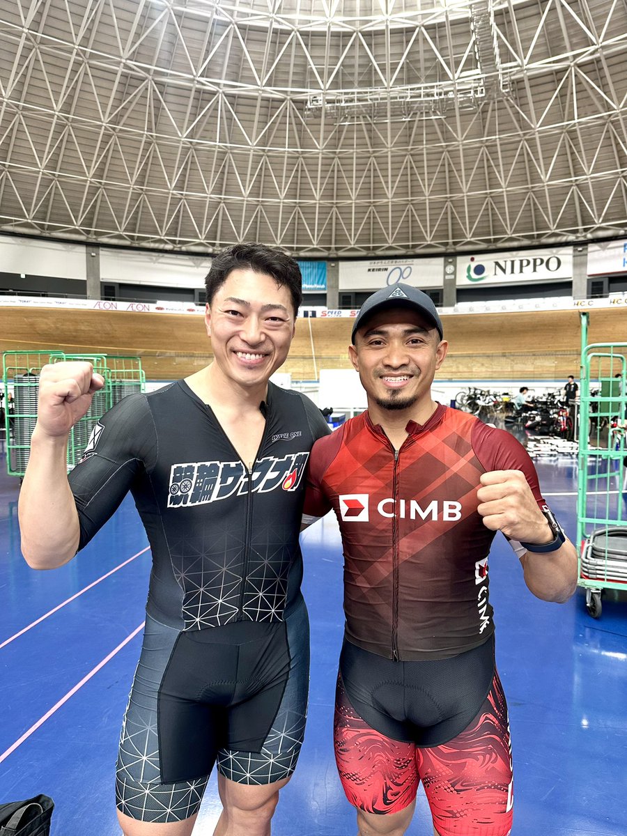 yudai_nitta's tweet photo. @AzizulAWANG との再会🤝

彼はケイリン種目でリオ2016🥉、東京2020🥈を獲得後、病気の手術を経て一度は引退。

その後、昨年復帰し、38歳でワールドカップのケイリン優勝を果たして復活💪

慎太郎さんの「限界？気のせい！」を世界の舞台で体現している彼は、同世代として“中年の星”と言わせてもらいたい存在です😊

年齢的にも、いつ最後のレースになるかわからない彼の走りを、日本で見られる機会は多くないと思います。

もし興味を持ってくれたなら、今週木曜〜日曜はぜひ伊豆ベロドロームへ観戦しに来てください^_^

もちろん、世界の舞台で活躍している日本人選手も多数参加します🔥

迫力ある走りを、ぜひ目に焼き付けてください！！

観戦情報
↓↓↓↓
https://t.co/2KKEm7WLwz