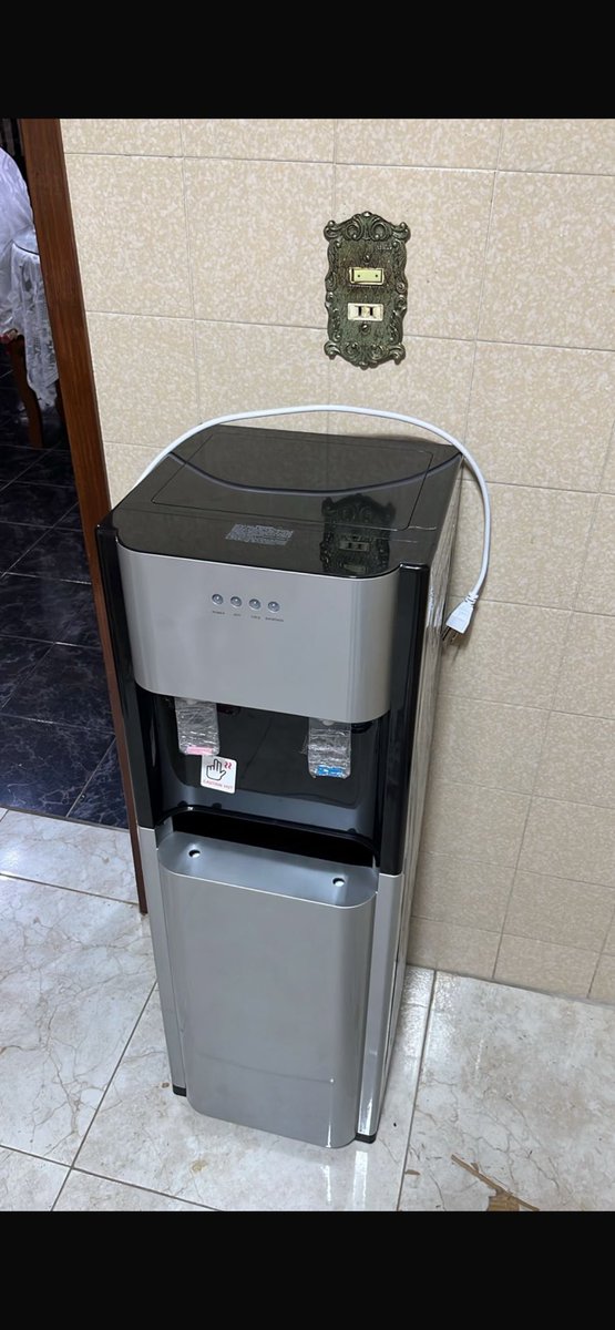raul03470720's tweet photo. @ERAZNOYLACHOKO Yo le regale una sala y un dispensador de agua https://t.co/ydA71nrMSU