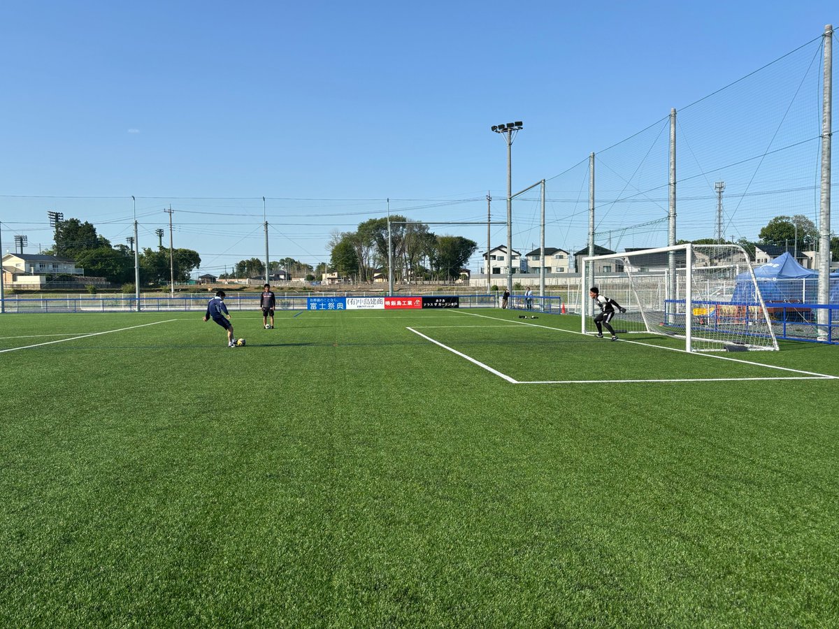 hollyhock_staff's tweet photo. 5/10(日)、クラウドファンディング返礼品企画
『本間幸司GMとのPK対決』をSISファシリティにて開催しました⚽️🥅

「思った以上に本気だった！」
「距離が近くて夢みたい」

たくさんの笑顔と熱気に包まれた特別な時間となりました✨
ご支援・ご参加いただいた皆さま、本当にありがとうございました！

そして6/14(日)は #本間幸司引退試合 🔥
『花道じゃない、挑戦状だ。』
本間幸司“最後の真剣勝負”を、ぜひスタジアムで。💪
@koji_1_homma 
#SISファシリティ
#水戸ホーリーホック