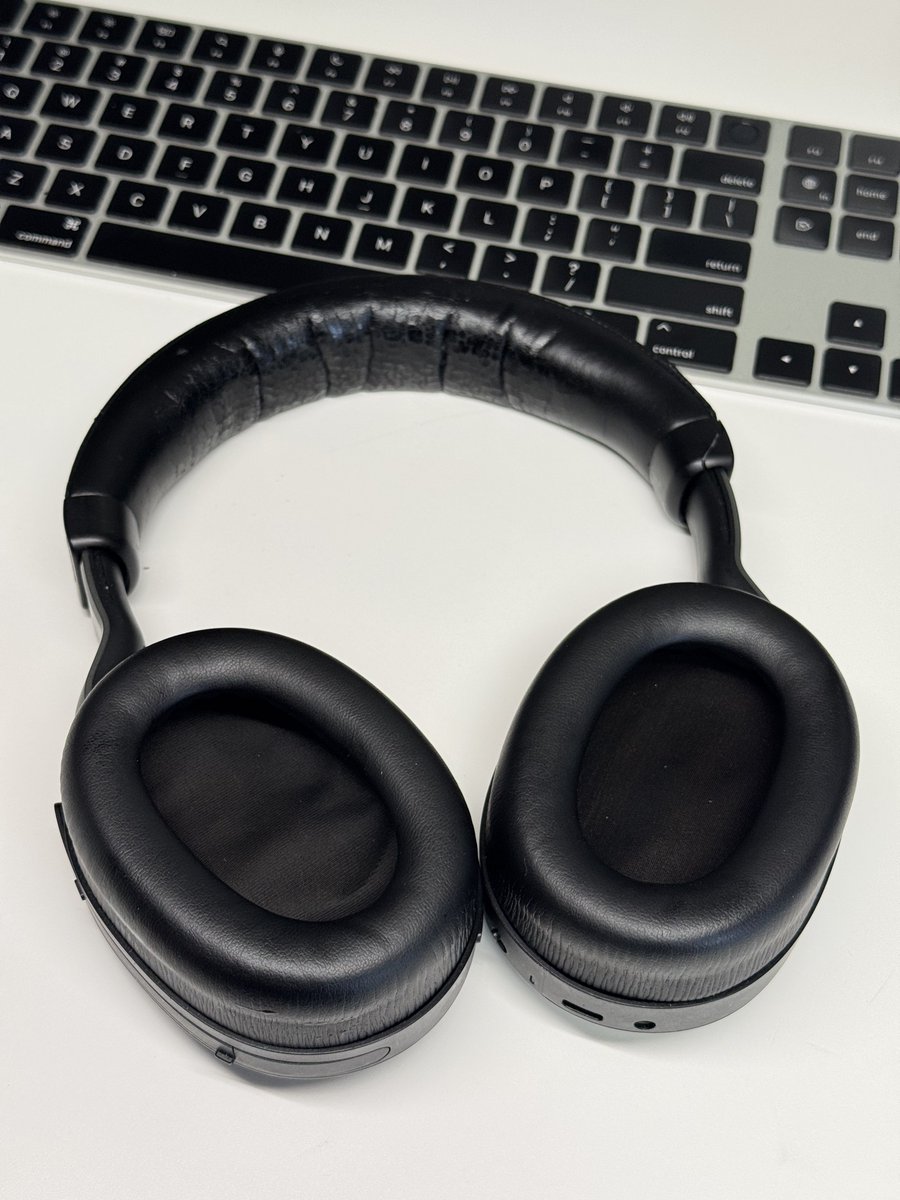 ヘッドセットのイヤーパッド交換だん。耳にフェイクレザーのカスが