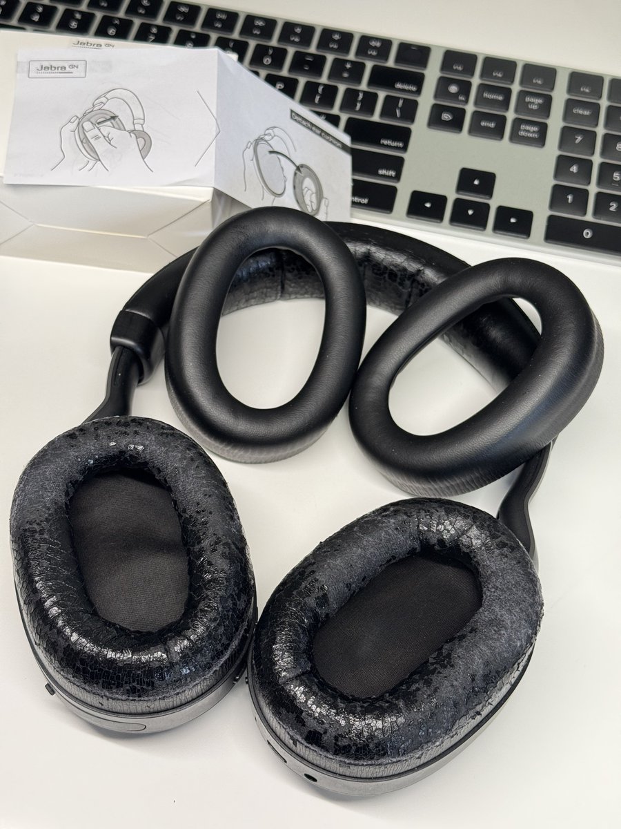 ヘッドセットのイヤーパッド交換だん。耳にフェイクレザーのカスが