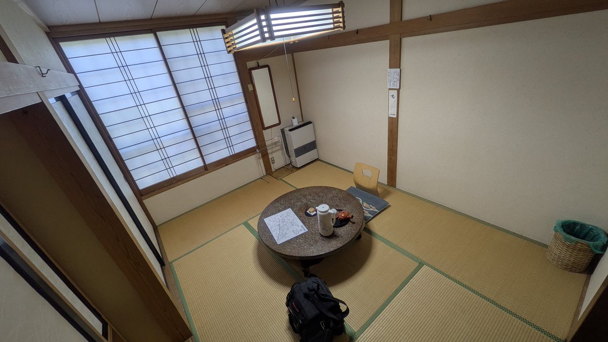 minmin688's tweet photo. 昨日泊まった野沢温泉。
民宿あけびや1泊2食付き
1000円クーポン使って￥8100
山菜多めメニューで嬉しい
バイクはシャッター付き車庫 https://t.co/7xvcV9bueU