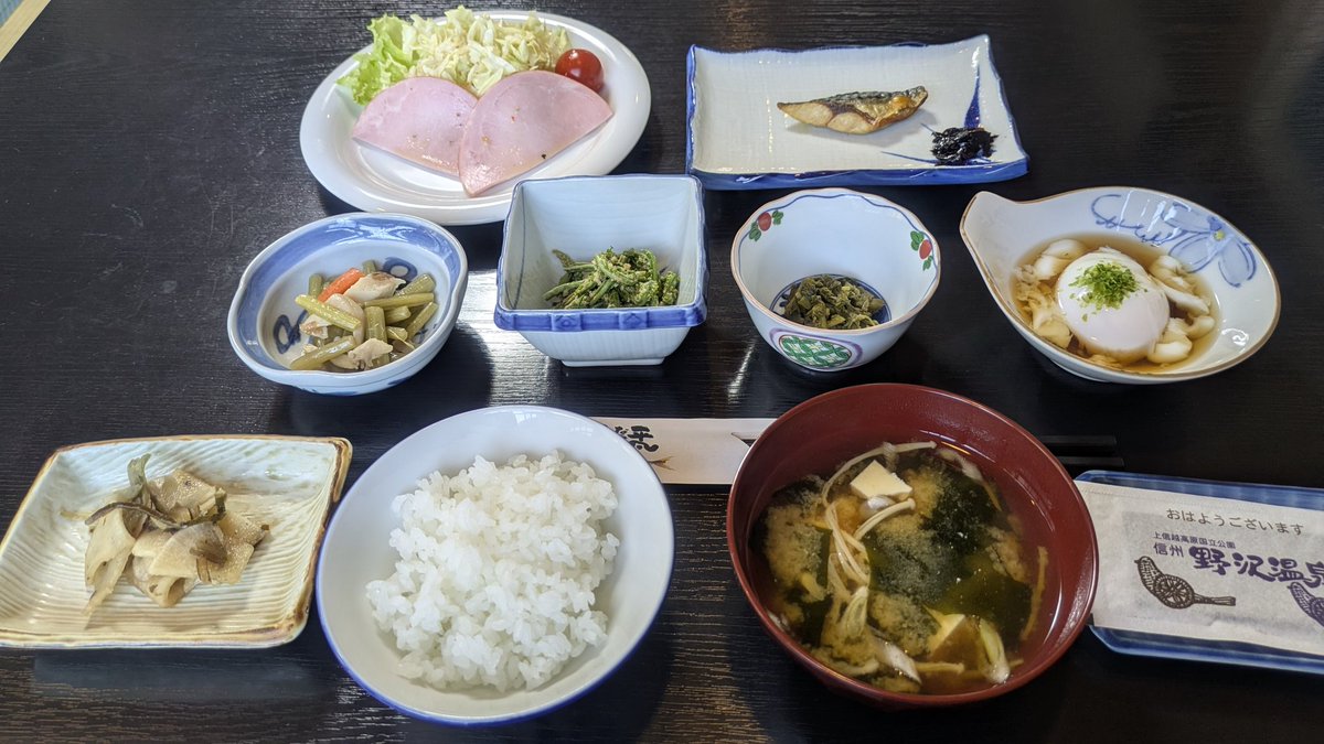 minmin688's tweet photo. 昨日泊まった野沢温泉。
民宿あけびや1泊2食付き
1000円クーポン使って￥8100
山菜多めメニューで嬉しい
バイクはシャッター付き車庫 https://t.co/7xvcV9bueU