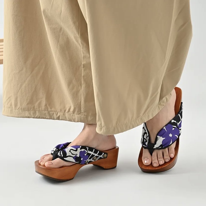 tamaki_geta's tweet photo. 【New Collection Pick up!】
design:花と格子
【tamaki×西陣織】
京都の老舗「田中伝」が一から織り上げた、tamakiだけのオリジナルデザイン。デザイナーの想いを職人が形にした、ここでしか出会えない特別な下駄です。
花緒に咲く大輪の花は、大胆ながらも上品です。
#下駄 #tamaki
#geta https://t.co/9paRdy5tcG