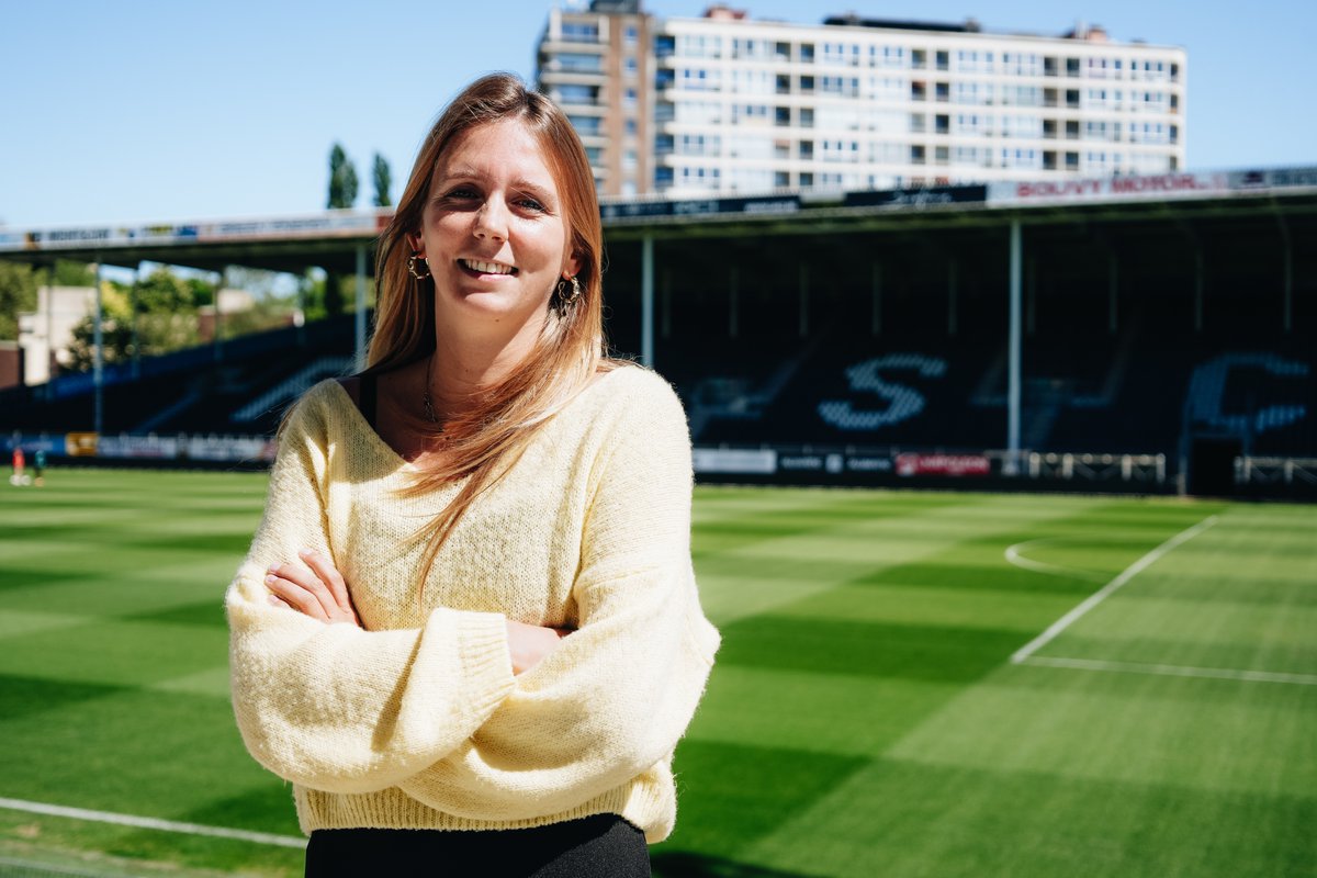 SportCharleroi's tweet photo. Maëlle Valoir nommée COO du Sporting de Charleroi. Elle succède à Olivier Simons, qui quitte ses fonctions. L’ensemble du club lui souhaite la bienvenue et remercie Olivier pour son implication et le travail accompli durant son passage au Mambourg. 🖤

🔗 https://t.co/4Q3u51Fyw8

#RCSC #NapoleonScore ⚫️⚪️