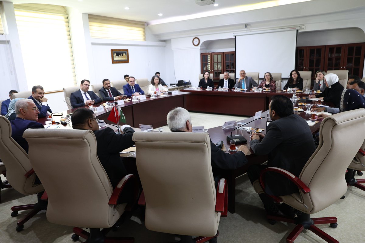 TurkeyOmbudsman's tweet photo. The programme concluded with an evaluation meeting and a certificate ceremony. Ombudsperson Ms. Fatma Benli Yalçın was also present at the closing ceremony. #Pakistan #Punjab #Ombudsman #humanrights #cooperation #Türkiye https://t.co/9h7YtZceIt
