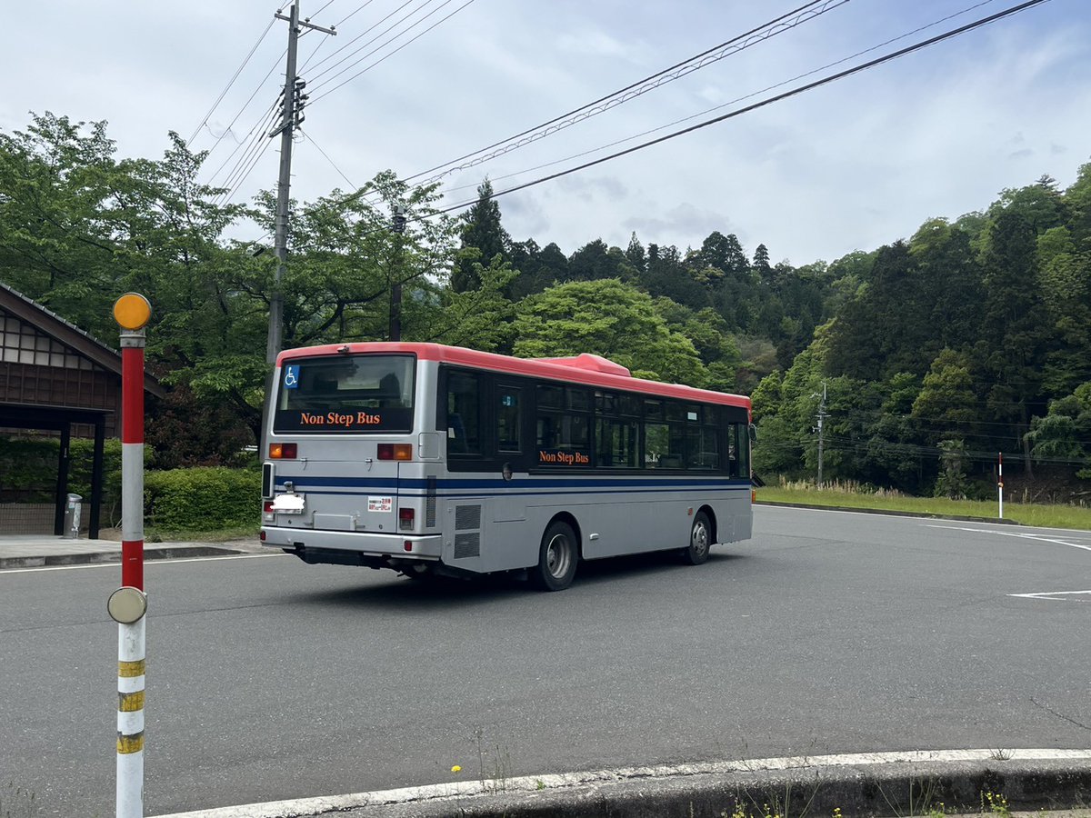 道の駅名田庄で新潟交通を見かけました。 神戸方面に向かうと仰って